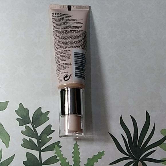 Revlon PhotoReady Candid Natural Finish Foundation - Picture 4 of 4